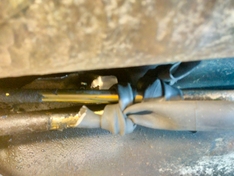 The previous owner tied the shift rod to that other rod with a part of a bicycle inner tube. This way the ball will stay in the bowl. Very ingenious.